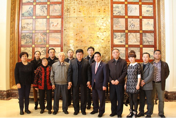 中国线缆商会人员与第十一届全国政协副主席郑万通(右起第七)合影